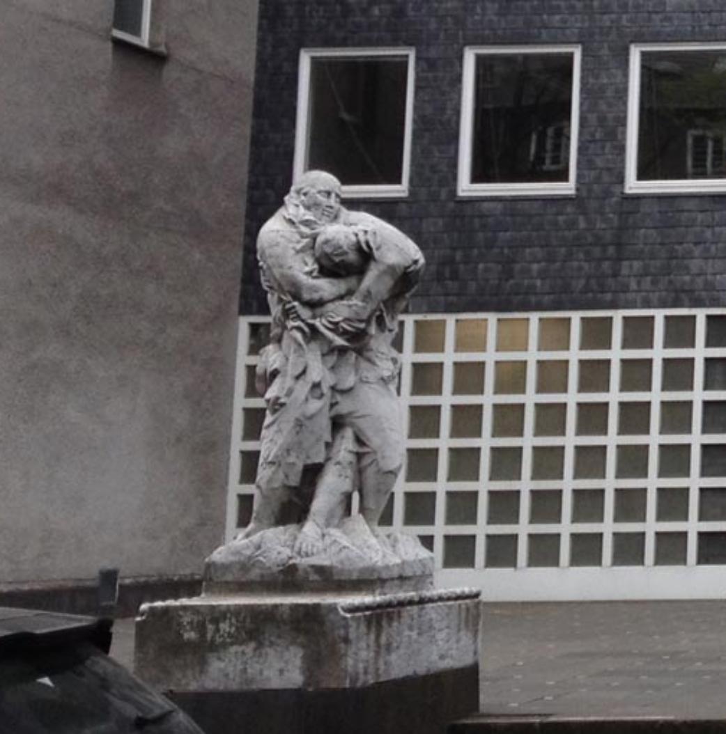 Zwei große Marmorskulpturen vor der Kirche