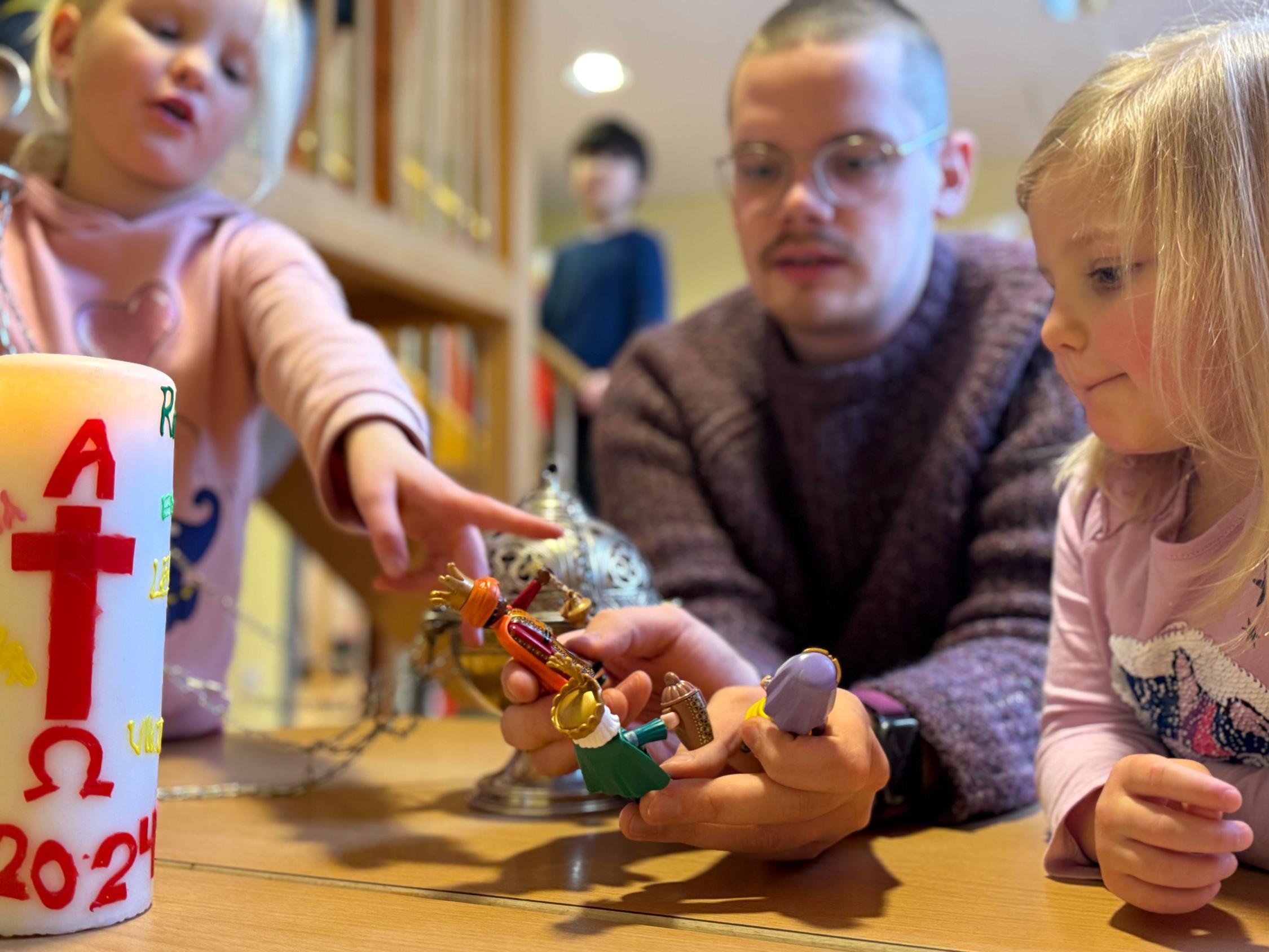 Kinder und Erzieher in katholischer KiTa