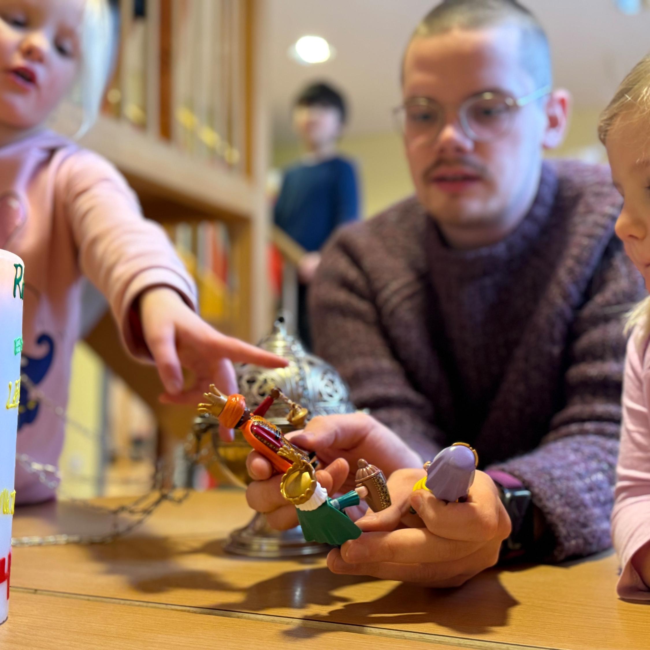 Kinder und Erzieher in katholischer KiTa